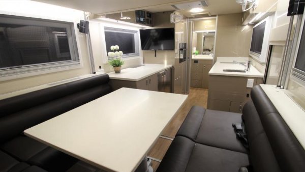 Commander си има всички удобства, включително пълноразмерна пералня Miele. За захранването на уредите е предвиден комплект литиеви батерии от Mastervolt, свързани със соларни панели на покрива. По желание могат да ви монтират бензинов или дизелов генератор. 
