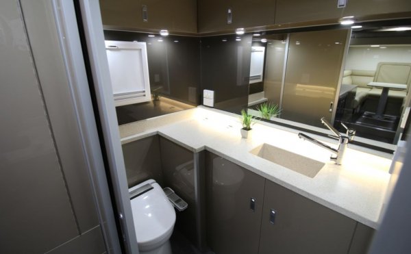 Другото отличително качество на този кемпер са модулните резервоари за вода, вградени в стените. В зависимост от модификацията те побират между 500 и 1000 литра вода. 
