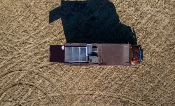 Стените от подсилен композит са дебели по 6 сантиметра, вратите и стъклата на кабината са бронирани. Кемперът е съвместим с няколко големи американски пикапа - International, Freightliner, Ford F750. 
