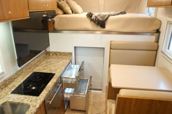 Интериорът не е смайващо стилен, но включва всички удобства, включително пералня и съдомиялна машина. 
