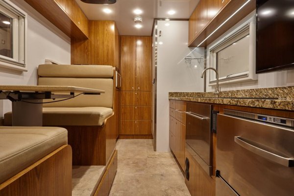 Малко доплащане ще ви даде и този добавен отзад "гараж" за мотоциклет и съхранение на различни инструменти. 
