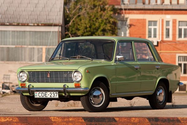 Понеже в момента сме на Lada, нека още малко си останем там. С Lada 1200 или Nova и 44 години производство руският производител на автомобили АвтоВАЗ влиза за втори път в елитния кръг на дългогодишни фаворити. Всеки, който види този до болка познат седан, знае защо Толиати се казва Толиати. Прародителят на от сглобявания от 1970 до 2014 г. автомобил с класически триобемен дизайн е Fiat 124. Моделът в продължение на много години е най-продаваният седан в Русия.