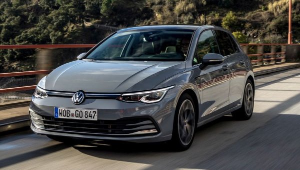 Абсолютният пазарен лидер в Европа е Golf с 27 530 регистрирани автомобила през октомври. Базираната на същата платформа Skoda Octavia е втора със 17 216 продажби, а на трета позиция излиза премиум модел - Mercedes A-Class (15 848).
С-сегментът обаче продължава да се свива в Европа и вече е 17.9% от пазара. 
