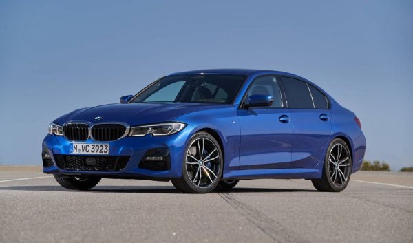 Трета серия може да се похвали с 12 183 регистрации през октомври и ръст от 6%. Втори е VW Passat с 10 290, а C-класата на Mercedes се смъква на трета позиция (6782, -37%), вероятно в очакване на новото поколение. 
Пазарният дял на D-сегмента се свива до 5.8%. 
