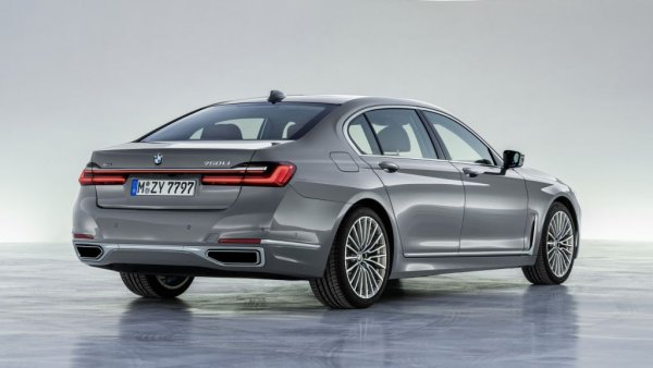 "Седмицата" на BMW има 590 регистрации и спад от 26% на месечна база. Втори е Porsche Panamera с 493, трети - Audi A8 с 386 (и завидните 69% ръст). Всичко това обаче се случва в навечерието на пазарния дебют на новата S-класа. 
