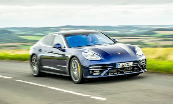 Може би съвсем заслужено Porsche Panamera се оказва автомобилът с най-голям интерес в Инстаграм. Хаштагът #porschepanamera е споделен 334 000 пъти.