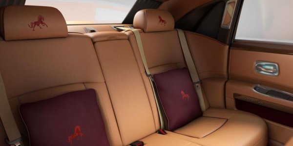 В особения свят на Rolls-Royce на практика всеки автомобил е специална версия - толкова задълбочени са възможностите за индивидуализация. Все пак този Ghost, посветен на китайската Година на коня, е от по-запомнящите се. 
