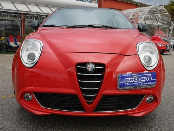 Изглежда, че италианският хечбек, който мнозина сравняват със сова, е искрено изненадан и дори шокиран от предположенията за съществуването на зли духове. Той сякаш казва: &bdquo;Хора, вие въобще нормални ли сте? Какви зли духове? Това е 21-ви век!" Моделът, чието название произлиза от имената на градовете Милано и Торино, обаче сам се превърна в призрак. Той се произвеждаше близо 10 години, но в крайна сметка така и не се наложи, въпреки че топ-версията - Alfa Romeo Mito Quadrifoglio Verde (на снимката), със своя 1,4-литров Multiair турбо-двигател със 170 к.с. се справяше доста добре.