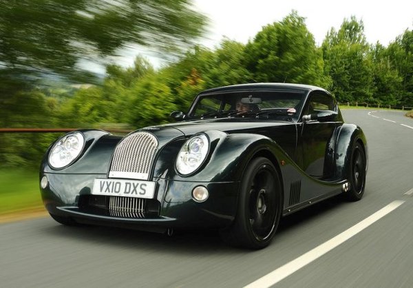 Стиснатите &bdquo;очи&ldquo; на този класически на вид, но пълен с модерни системи британски модел сякаш подсказват желанието му да избяга от ужаса, който вижда. Между другото, оптиката е взета от хечбека Mini. Освен това тези фарове са инсталирани на Morgan Aero 8 наобратно &ndash; десният е отляво, а левият &ndash; отдясно, което се вижда от местоположението на шайбите за предното стъкло. Друга особеност на автомобила са трите чистачки на ниското и широко предно стъкло. Под капака има има атмосферен V8 4.8 на BMW, развиващ 367 к.с. Той може да се комбинира както с 6-степенна механична, така и с автоматик, като и двете са на BMW. Ускорението от 0 до 100 км/ч отнема 4,5 секунди, а максималната скорост е 237 км/ч.