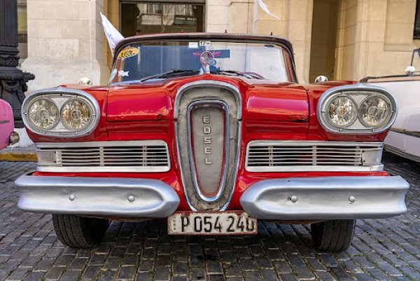 И този старец изглежда сякаш наистина е видял призрак. &bdquo;Лицето&ldquo; му сякаш е застинало от страх, а решетката на радиатора наподобява маска от фима &bdquo;Писък&ldquo;. Кабриолетът е на дъщерната фирма на Ford &ndash; Edsel, която носи името на Едсел &ndash; син на Хенри Форд I, който умира млад от тежко заболяване. Моделът е създаден в края на 50-те години, като трябва да заеме място в средния ценови сегмент. Излизането му обаче съвпада с икономическата рецесия от края на 1957 година, което в комбинацията с лошото позициониране превръща Еdsel в един от най-големите провали в автомобилната индустрия изобщо.