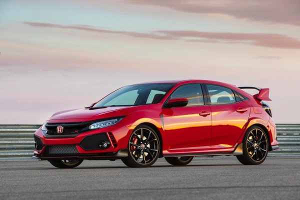 Когато Honda пусна сегашното поколение на Civic Type-R, хот-хечът най-после пристигна на пазара в Северна Америка. Рекламата на автомобила беше сериозна, което доведе до още по-сериозен интерес към него, така че нямаше как големите надценки да бъдат избегнати. От Honda посочиха препоръчителна цена от 34 775 долара през 2017 година, но още в началото някои дилъри започнаха да продават с 20 000 и дори с 25 000 долара по-скъпо, като тази тенденция се запази до края на 2018 година.