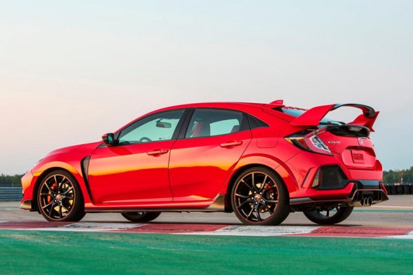 Проблемът беше, че Honda внесе само 2500 екземпляра от Type R от Великобритания през 2017 година. След това бройката беше увеличена, но и това не помогна много. През 2019 година средната надценка на Civic Type R вече беше само 4000 долара. В момента произведени през 2018 година бройки от модела с пробег 80 000 км струват около 32 000 долара.