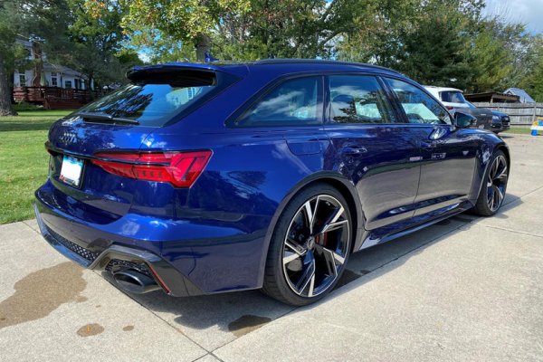 Препоръчваната от Audi цена е 109 000 долара за базовия вариант, като с екстрите тя може да скочи до 125 000 долара. В Auto Trader обаче вече има обяви за продажба на чисто ново RS6 Avant за 207 000 долара. Вероятно, подобни случаи ще намалеят, когато германската компания произведе и достатъчно бройки от модела.