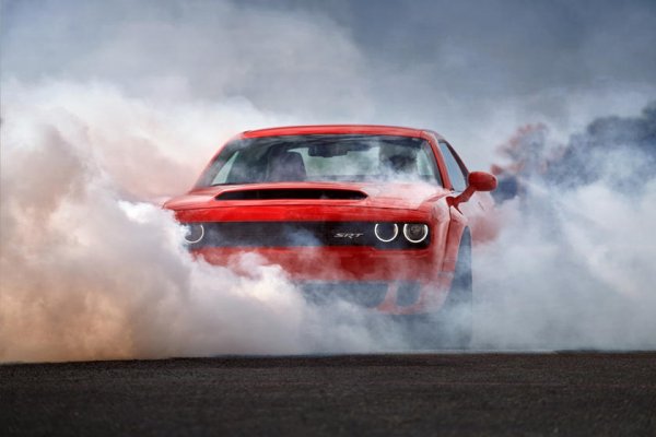 Когато Dodge Challenger SRT Demon дебютира на автомобилното изложение в Ню Йорк през 2017 година, той вдигна повече шум отколкото много от останалите модели, появили се през последното десетилетие. Препоръчителната цена за този muscle-car с 840 к.с. под капака беше 86 090 долара, което не попречи на някои търговци да се опитат да "отрежат главите" на своите клиенти.