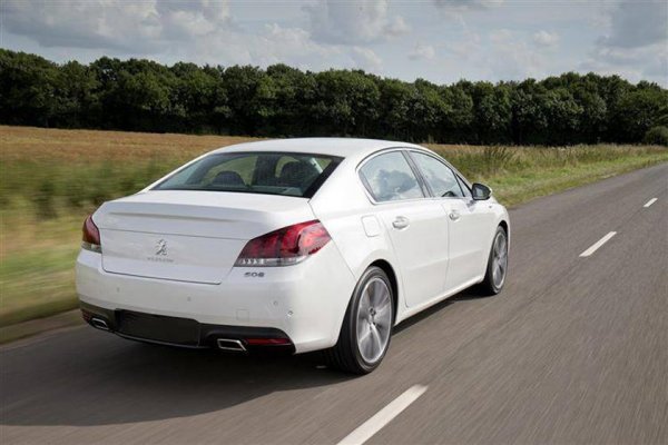 Всъщност, по това време режимът в Куба за първи път от 1959 година обяви, че гражданите могат да внасят нови автомобили от чужбина напълно законно. Властите обаче наложи повече от 400% надценка на нови коли и така държавният дилър на Peugeot обяви зашеметяващата цена от 262 000 долара за ново Peugeot 508.