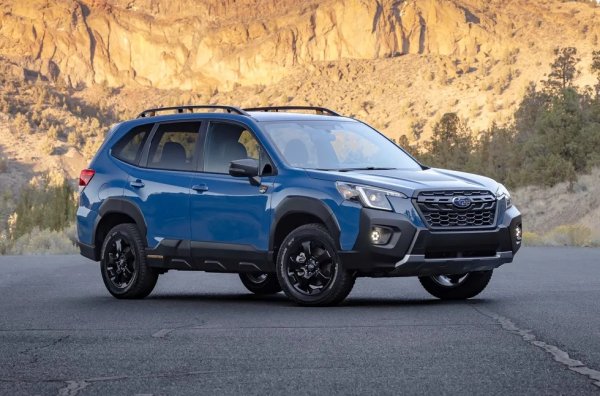 Forester продължава да разчита на добре изпитаната формула, с която печели американски клиенти от десетилетия: серийно задвижване на четирите колела, просторен интериор, голям багажник. През 2022 към това се прибавя и повдигнатата версия Wilderness, за още повече офроуд способности. От C&D обаче са разочаровани от оскъдния "избор" на задвижване: какъвто искате мотор, стига да е двулитров атмосферен боксер със 182 коня. И каквато искате скоростна кутия, стига да е вариаторна CVT. Определено Forester не е най-бързата кола в списъка, но си остава добър комплексен автомобил, а и един от най-достъпните варианти да имате 4х4 (поне в САЩ, защото в Европа цените са други). 

Базова цена в САЩ: $26,570
Има ли 4х4: да, серийно
