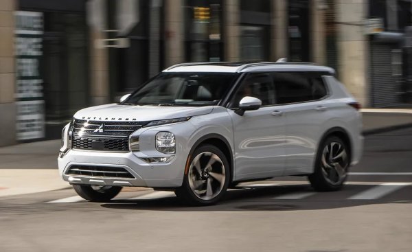 Новият Outlander всъщност е продукт на алианса Renault-Nissan-Mitsubishi и има много повече сходства с новия Nissan X-Trail, отколкото с предишния Outlander. Американският избор на задвижване е между бензинов мотор със 181 коня и CVT, и плъг-ин хибрид с 221 коня - само че последният е на практика предишното поколение на модела. Новата генерация предлага три реда седалки, но от C&D отбелязват, че те са горе-долу толкова използваеми, колкото и задните седалки в Porsche 911. 

Базова цена в САЩ: $27,290
Има ли 4х4: да, като опция
