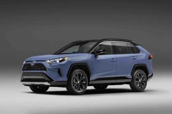 От много години RAV4 си оспорва със C-RV първото място по продажби в този сегмент в Америка. Но е далеч от първото място в сърцата на експертите от Car&Driver по една основна причина: заради грубоватия и доста шумен двулитров бензинов мотор, и недостатъчната шумоизолация на салона. 

Базова цена в САЩ: $28,190
Има ли 4х4: да, като опция
