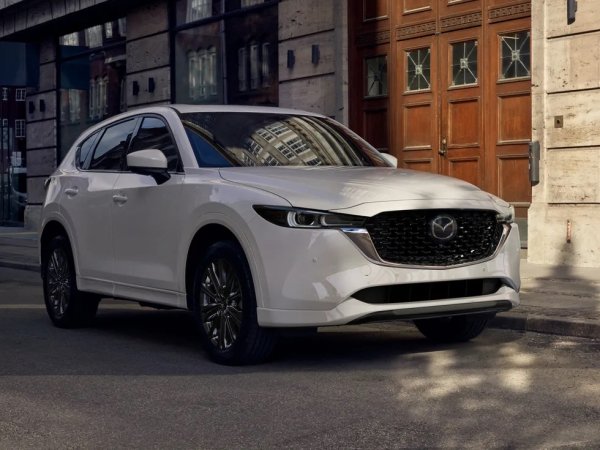 Според C&D, кросоувърът на Mazda впечатлява с усещането за лукс в интериора и с конкурентните цени (за Северна Америка). Освен че вози доста комфортно, CX-5 всъщност е и доста приятен за каране, твърдят журналистите. Опциите за щатските купувачи са 2.5-литров бензинов агрегат със 187 коня, или същият мотор с турбо и 256 коня. И двата са комбинирани с 6-степенен автоматик. 

Базова цена в САЩ: $27,125
Има ли 4х4: да, серийно
