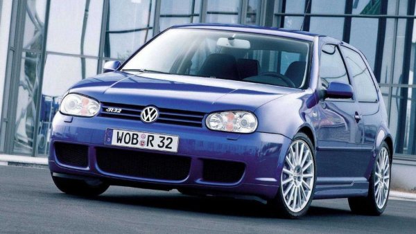 Четвъртото поколение на немския компактен модел беше този, който стартира R отдела на компанията. Този спортен автомобил имаше 3.2-литров V6 атмосфрен двигател, развиващ 241 к.с. при 6250 об/ мин и 320 Нм между 2800 и 3200 об/мин. Подпомаган от 6-степенната механична трансмисия, системата за задвижване на всички колела 4MOTION и специфичното окачване, той моделът ускорява до 100 км/ч за 6,6 секунди и развива максимална скорост от 246 км/ч.
