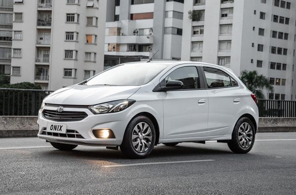 В биографията на Chevrolet има доста модели, които ще накарат Camaro да се срамува, но ако става дума за съвременните автомобили на марката, най-нелепо изглежда хечбекът Joy. Той се продава на пазара в Бразилия и представлява обновена версия на първото поколение на Onix.