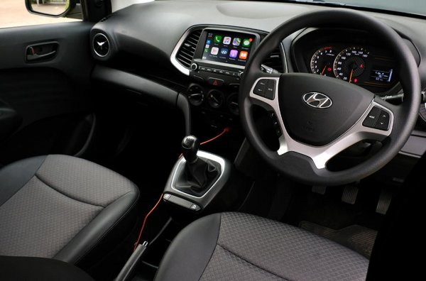 За тези пари купувачът получава мотор с обем 1,1 литра и мощност 68 к.с., механична скоростна кутия, 12-волтова розетка, USB, мултимедийна система с Apple CarPlay, климатик, мултифункционален волан, тонирани стъкла и др.