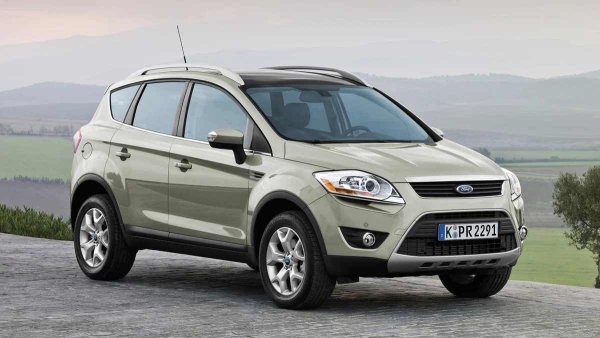 Години на производство: 2008-2012

Среден пробег до сериозен ремонт: 120 000 км

Основни проблеми: капризни двигатели и проблемна роботозирана скоростна кутия, лошо уплътняване на каросерията

Въпреки американския произход на марката, Ford Kuga е европейски продукт. Всъдеходът е разработен от европейското подразделение на компанията, произвежда се в Германия, а дебютът на модела се състоя на автомобилното изложение във Франкфурт. Това обаче не спасява Kuga от множество проблеми.

Единственият добър бензинов двигател в гамата е този с мощност 200 к.с. Той е взет от Volvo и може да зарадва собственика на автомобила със солиден живот от около 450 000 км. Това обаче може да излезе и солено заради повреди на турбините още при малък пробег, проблеми с вентилацията на картера и модулите за запалване.

Негова алтернатива е двулитровият дизелов двигател с френски корени. Той е в състояние да издържи около 350 000 км без сериозен ремонт, но много по-рано може да се сблъскате с повреда на капризни инжектори. Хидравличните повдигачи пък обичат оригиналното масло иначе могат да започнат да чукат още на 100 000 км.
