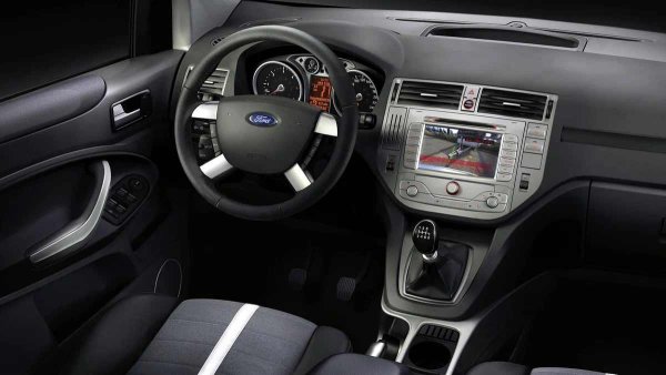 С редовно измиване отдолу и почистване на скритите кухини, Kuga не е изложена на риск от корозия. Недобре замисленият дизайн на каросерията обаче може да причини проблеми с електрониката. Основните започват с лошо уплътняване нишата на предното стъкло - запушените канали водят до попадане на вода върху контролните блокове. Дори малко влага може да повреди електрическата система под капака. Генераторът също не е много надежден. Окабеляването в долната част на каросерията страда от излагане на вода и реактиви.

Това обаче не е всичко, защото дизеловата Kuga може да се поръча с трансмисия с двоен съединител PowerShift. Нейният основен проблем е ненадеждният амортисьор на съединителя. Роботизираната трансмисия също така страда от бързо замърсяване с масло: продуктите от износване на съединителя запушват каналите на хидравличния агрегат и деактивират соленоидите.
