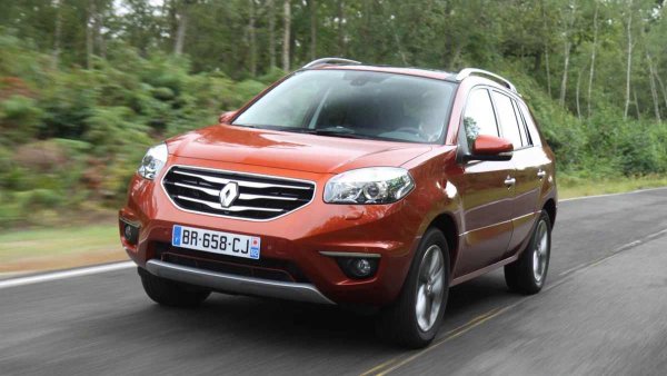 Години на производство: 2008-2016

Среден пробег до сериозен ремонт: 150 000 км

Основен проблем: капризна CVT скоростната кутия, разход на масло на бензиновия двигател, слабо окачване

Този кросоувър съчетава френски дизайн с японски технически елементи от Nissan X-Trail, но това има своите особености. Основният потенциален проблем е безстепенната скоростна кутия Jatco JF011E CVT, комбинирана с бензинов двигател. Той е по-надежден от по-младия JF015E, но това на бива да ви успокоява: дори при внимателна употреба, ремъкът рядко издържа над 150 000 км и често изисква подмяна след 100 000. Забавянето на поддръжката може да доведе до големи проблеми - износеният ремък може да повреди повърхностите на ролките, което вече е заявка за сериозен ремонт.
