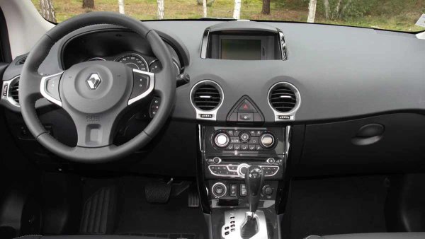 След 150 000 км, много собственици се сблъскват с друг неприятен нюанс. 2,5-литровият 2TR бензинов двигател започва да изразходва масло поради заседнали семеринги. Като при Nissan X-Trail, където същият двигател е с индекс QR25DE. Може да изберете дизеловия M9R, но той има непредсказуем живот на ангренажната верига и съществува риск от повреда на лагерите.

Окачването, което също е наследено от Nissan, като цяло се държи добре, но и то има слаби места. Лагерите на колелата могат да ви напомнят за себе си още на 80 000 км. Безшумните блокове на предните носачи понякога не издържат до 100 000 км, а задните амортисьори често губят ефективността си след 120 000 км.

Каросерията на кросоувъра обаче е добра. Сериозни проблеми с корозията обикновено няма. В салона Koleos радва с френски уют, обмислена ергономичност и износоустойчиви материали. Електрическите системи, с опростен дизайн, се държат прилично.
