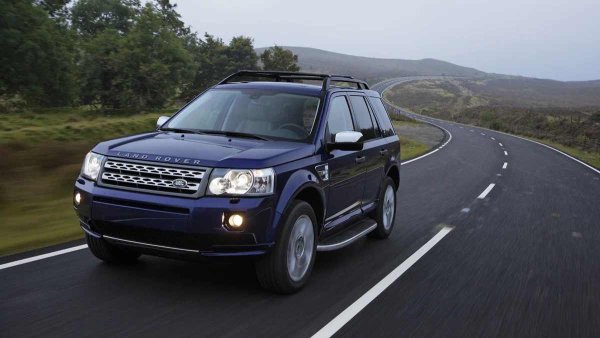 Години на производство: 2006-2014

Среден пробег до сериозен ремонт: 100 000 км

Основни проблеми: корозия, електроника, турбо двигателя след рестайлинга

По едно време това беше един от най-способните офроуд кросоувъри. Както подобава на британски автомобил обаче, Land Rover има куп особености. Каросерията му е направена добре, но дори един прилично изглеждащ Freelander може да има ръждясали предни и задни калници, ако погледнете под пластмасовата облицовка.

Лесно е да се открие корозия от вътрешната страна на задните колесни арки, във вдлъбнатината на задния регистрационен номер и около дръжките на вратите - там ръждата се появява първо. И ако видите кола с релси на покрива, разгледайте по-отблизо къде са закрепени. Не е необичайно и прагове с дупки.

Интериорът на Freelander е уютен, солиден и завършен с износоустойчиви материали. Цялото впечатление е развалено от капризни електрически устройства. Основният проблем е лошото уплътняване на конекторите. Ненадеждният стандартен отоплител Webasto пък създава много проблеми.
