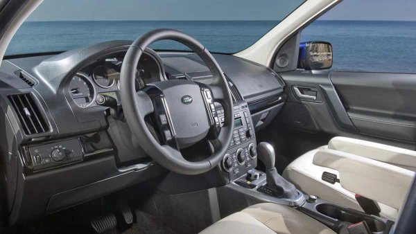 При двигателите основното е да не се забърквате с двулитровия Ford EcoBoost, който се появи след рестайлинга. Проблемите му включват течове на масло, пукащ изпускателен колектор и повреда на буталото поради детонация, които компанията се опита да поправят няколко пъти с различен фърмуер на ECU-то. Редовият бензинов 6-цилиндров двигател на Volvo обаче е наистина труден за чупене. 2,2-литровият дизел може да създаде проблеми с течове на масло, EGR, инжектори и VCG система, но и да измине до 500 000 км без проблеми.

Силната страна на Freelander е трансмисията. Механичната на Getrag и автоматичната скоростна кутия на Aisin са практически неразрушими. Вярно е, че съединителят Haldex изисква внимание, тъй като не обича мръсно масло. Окачването на кросоувъра също така издържа с лекота дори на лоши пътища. Лостовете и безшумните блокове лесно издържат над 150 000 км. Единственото слабо място е кормилната рейка, която може да започне да чука след 120 000.
