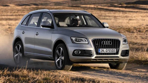 Години на производство: 2008-2016

Среден пробег до сериозен ремонт: 150 000 км

Основни проблеми: капризни турбо двигатели и роботизирана скоростна кутия, слабо предно окачване

Каросерията на Q5 е добра, но техническите компоненти изискват повече внимание. Легендарният 2.0 TFSI турбо двигател (EA888) в първите версии можеше да изненада собственика на автомобила с апетита си за масло - до литър на 1000 кв. Ангренажният ремък изисква проверка след 100 000 км, а водната помпа обича да поднася изненади под формата на течове.

Преди рестайлинга на модела, феновете бяха спасявани от атмосферния V6 3.2 FSI, способен да измине повече от 300 000 км. Дизеловите двигатели са по-надеждни, но изискват висококачествено гориво и навременна подмяна на ангренажния ремък.

