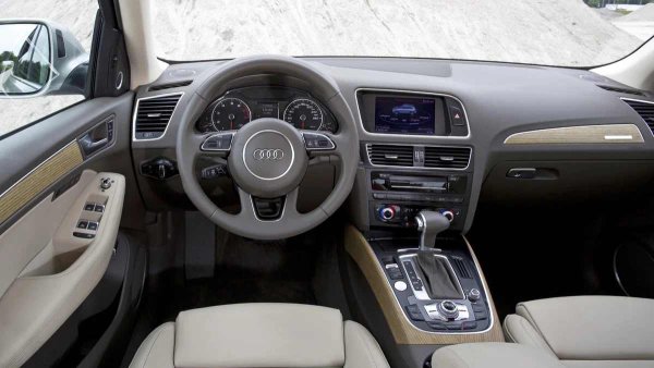 Подобно е и положението с трансмисията. При роботизираната S-Tronic от първите години на производство всичко е лотария: мехатроникът може да се повреди още на 60 000 км. Осемстепенната автоматична трансмисия ZF обаче е образец за надеждност. С навременна поддръжка лесно ще издържи 250 000 км. Поради това при рестайлинга тя беше монтирана на почти всички версии на кросоувъра.

На пътя Q5 се държи прилично, но окачването изисква инвестиции: лагерите на предните колела са постоянно главоболие, а предните носачи рядко издържат над 100 000 км. Задната многораменна система е по-здрава, но след 150 000 см и тя изисква внимание.
