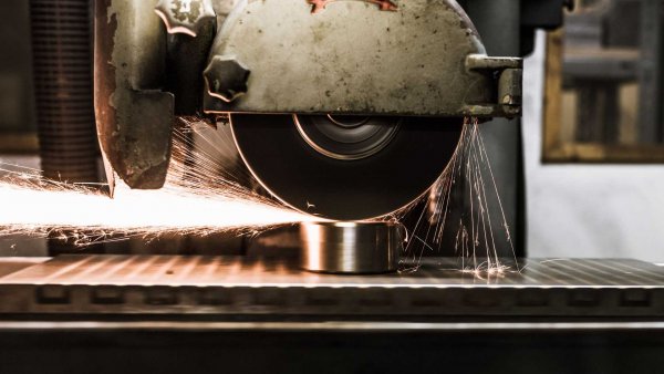 От първоначалното изрязване и щамповане, до емайлирането и довършването, са нужни приблизително 10 часа труд, разпределен в няколко дни. За сравнение, Ford конструира един пикап F-150 изцяло на поточната линия за 20 часа.