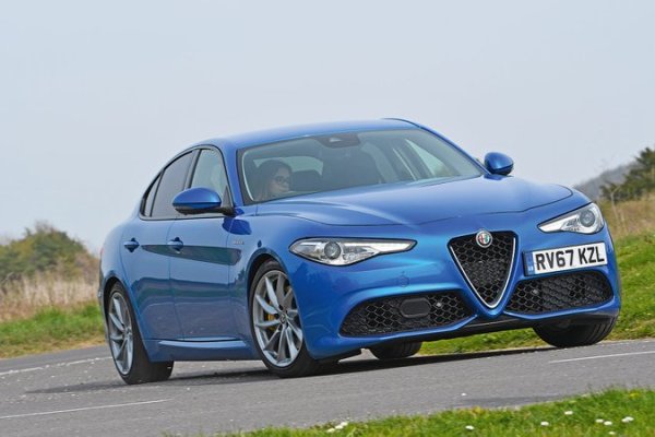 Малко представителни автомобили изглеждат толкова елегантно или се движат толкова добре, колкото Alfa Romeo Giulia. Всъщност е и много удобен - осмен гъвкава возия в повечето версии и ще получите богато оборудване. Всички версии идват с мощна, но ефективна гама от двигатели. Малко други в нашите топ 10 могат да се мерят с него по този показател.