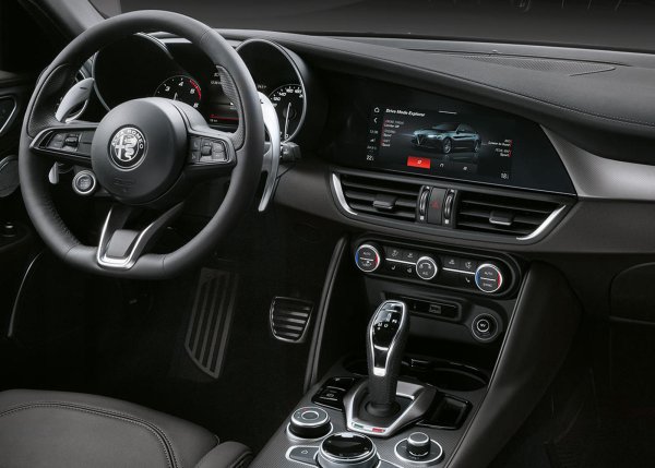 Плюсове: добра за каране, добре оборудвана, силно представяне на пътя.

Минуси: неудобно отваряне на багажника, разочароващо качество на интериора, малко пространство на задната седалка.