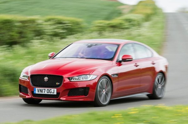 Този автомобил с четири врати отговаря на много желания. Той разполага с традиционно оформление със задно предаване, плюс целия стил и оборудване, които купувачите биха искали. Той  е идеален за движение по магистрала, като вози комфортно. Вярно е, че има и други, които са по-добре завършени отвътре и са по-просторни, но нито един не се справя толкова добре.