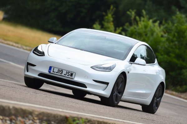 Единственият електрически автомобил списъка е страхотно предложение, ако се вписва в начина на живот на купувача. Model 3 е добър за шофиране, като дори версията Standard Plus предлага впечатляващ пробег с едно зареждане. Освен това, ускорението от 0 до 100 км/ч отнема 6,1 секунди, като става по тих и плавен начин.