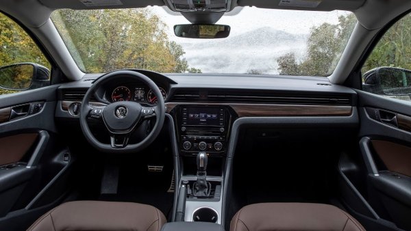 Плюсове: просторен и удобен интериор, елегантен и изискан външен вид, богато оборудване във високите версии.

Минуси: карането с ниска скорост може да бъде твърдо, отворът на багажника не е толкова гъвкав като този на хечбек, изглежда скъпо в сравнение с непремиум конкуренти.