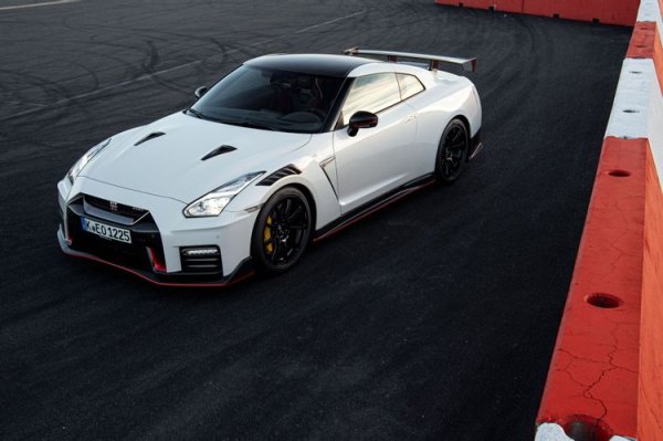 Купувачите на Nissan GT-R за 2021 година имат възможност да изберат между базовия V6 с 565 к.с. или на негова версия с 600 к.с. GT-R обаче е засенчен от Chevrolet Corvette и Porsche 911, които предлагат по-рязко управление и по-качествени интериорни материали.

Според Consumer Reports, именно GT-R, моделна година 2021, е една от колите, които са били изтеглени в сервизите от Nissan North America. Акцията се дължи на проблеми в кормилото, както и в слабост в корпуса на задния мост, причинена от неправилна топлинна обработка.