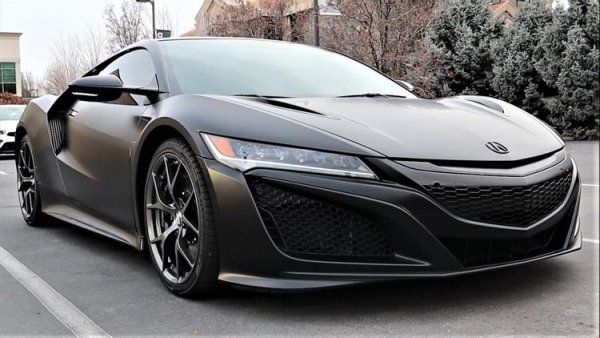 Въпреки че новата Acura NSX е много бърза, тя се продава по-зле от конкурентите си, сред които са Audi R8 и McLaren 570S. Суперколата се предлага само с един задвижващ агрегат, състоящ се от V6 бензинов турбо-двигател и 3 електромотора, докато друг съперник на пазара - Mercedes-AMG GT, е достъпен с няколко възможности за избор, включително V8 с 630 к.с.

Оплакванията при NSX са свързани предимно от допотопния 7-инчов екран на мултимедийната система. Като цяло моделът получава средни оценки за надеждност от потребителските организации.