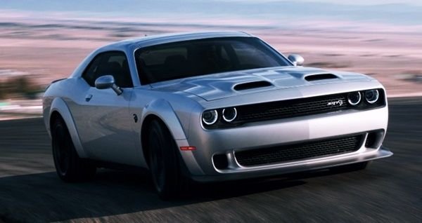 Наскоро Chrysler вкара част от новите Dodge Challengers в сервизите си за отстраняване на проблеми с безопасността. Освен това се оказа, че предното стъкло не е поставено правилно по време на производството и това увеличава опасността от нараняване на хората в автомобила при сблъсък.

Втората изтегляне от пазара на нови коли от модела се дължеше на проблем с индикаторите на системата за безопасност, които не светеха достатъчно ярко и може да не бъдат забелязани навреме от водача и това да доведе до сериозни последици по-късно.