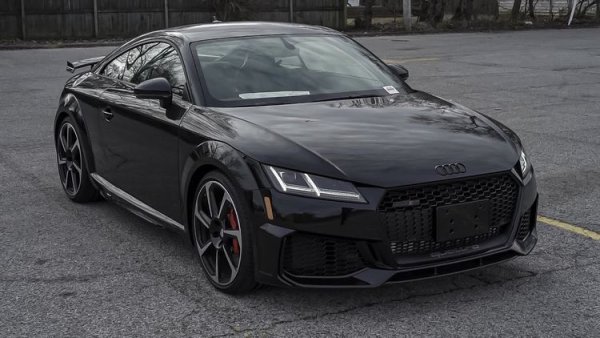 Audi TT е стилен спортен автомобил, който се предлага или като двуместен кабриолет, или като купе с 4 места. Той предлага приемлив разход на гориво и достъпни цени, но все още не може да избяга от недостатъци, които пренесе от предшествениците си.

Съперници като Toyota Supra, BMW Z4 и Porsche Cayman предлагат много повече мощност и функции за подпомагане на водача. Въпреки че вариантът на купето има четири места, задните седалки могат да служат само като допълнително място за багаж, тъй като са твърде малки за пътници.