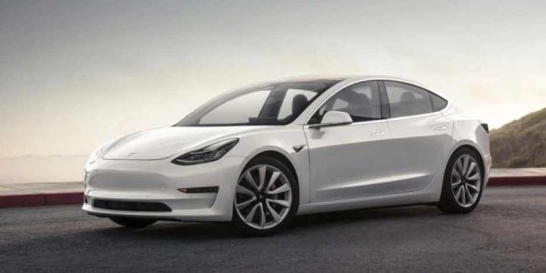 Tesla Model 3 остава един от основните символи на електрическата революция в бизнес класа. Нейният успех се дължи не само на марката, но и на реални предимства: пробегът до 511 км в стандартната версия и до 702 км при Long Range я правят практичен избор дори за дълги пътувания. Просторният салон, големият стъклен панорамен покрив и подобреното качество на материалите в обновената версия повишиха нивото на комфорт.

Model 3 е един от най-изгодните корпоративни електромобили благодарение на ниските си експлоатационни разходи. Въпреки че липсата на класически бутони може да дразни част от шофьорите, Tesla все още диктува стандартите при дигитализираните автомобили.
