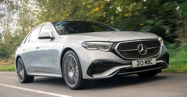 Новата E-Class е модерното продължение на легендата, която десетилетия наред определяше стандартите в сегмента на бизнес седаните. Автомобилът е станал по-просторен, по-технологичен и още по-подходящ за хората, които прекарват много време зад волана. Версията E300e е особено интересна заради своята плъгин хибридна система и електрически пробег до 116 км &ndash; един от най-добрите показатели в класа.

Интериорът предлага премиум атмосфера, дигитална екосистема с поддръжка на външни приложения и отлична шумоизолация. Това е изборът за тези, които все още не са готови да преминат изцяло на електричество, но желаят максимална ефективност.
