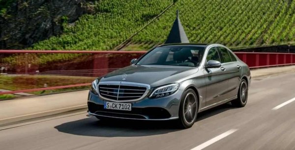 C-Class във версия C300e е един от най-умните варианти за служебен автомобил. Неговият пробег на ток до 110 км е почти двойно по-голям от показателите на много конкуренти, което значително намалява разходите. Благодарение на задното въздушно окачване, автомобилът съчетава комфорта с уверено поведение в завоите.

Дизайнът на салона е ефектен, макар че някои материали не отговарят напълно на премиум очакванията. Това е отличен избор за тези, които искат стилен Mercedes с минимални компромиси по отношение на икономичността.
