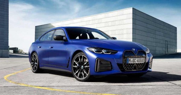 BMW i4 е една от най-добрите алтернативи на Tesla за тези, които искат електромобил, без да се чувстват като участници в технологичен експеримент. Версията eDrive40 с пробег до 591 км съчетава автономност с класическия характер на марката. Автомобилът е тих, бърз и с отлично поведение на пътя, а купето тип лифтбек добавя доза практичност.

Качественият интериор с добра ергономичност прави i4 удобен както за работа, така и за семейството. Това е един от най-балансираните премиум електромобили на пазара.
