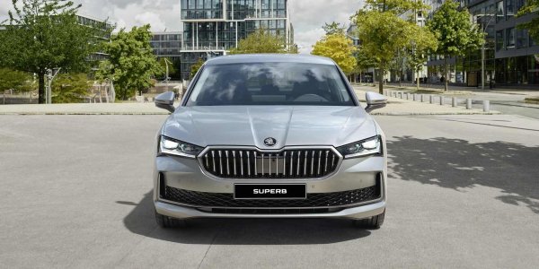 Skoda Superb отдавна доказа, че бизнес автомобилът не е задължително да струва колкото модел от премиум марка. Огромното пространство на задния ред, колосалният багажник и високото ниво на оборудване го правят почти безпогрешен избор.

Версията 1.5 TSI демонстрира отличен баланс между икономичност и динамика. Superb е особено подходящ за тези, които често превозват пътници или пътуват на дълги разстояния. Това е истински бизнес клас без излишно доплащане за емблемата.

