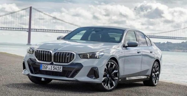 BMW i5 пренася формулата на 5 Series в изцяло електрическата ера. Версията eDrive40 предлага до 562 км пробег, впечатляваща плавност и премиум интериор. Това е автомобил за тези, които искат модерна електрическа кола, без да губят класическото усещане за бизнес седан.

Технологиите, комфортът и управляемостта тук са на много високо ниво. Основният недостатък е цената, но тя е частично оправдана от качеството на изработката.
